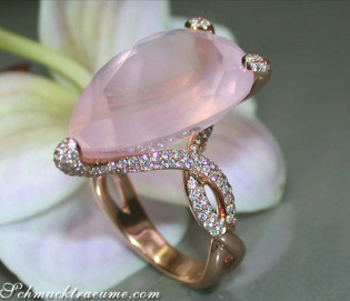 Exquisiter Rosenquarz Tropfen Ring mit Brillanten