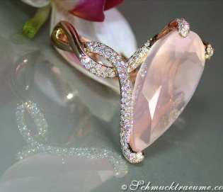 Exquisiter Rosenquarz Tropfen Ring mit Brillanten