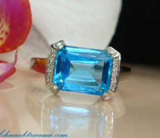Zarter Blautopas Ring mit Diamanten