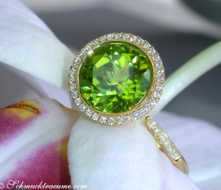 Interessanter Peridot Ring mit Diamanten