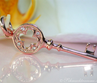 Zarter Diamanten Schlüssel Anhänger in Roségold