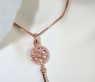 Bezaubernder Diamanten Schlüssel Anhänger in Roségold #4