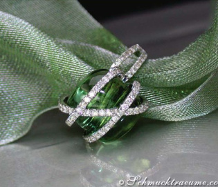 Außergewöhnlicher Prasiolith Ring mit Brillanten Außergewöhnlicher Prasiolith Ring mit Brillanten
