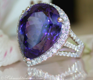 Exquisite AAA Tanzanite Ring with Diamonds Exquisite AAA Tanzanite Ring with Diamonds