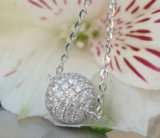 Edle Brillanten Pavé Kugel an Kette