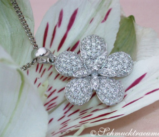 Femininer Brillanten Anhänger im Blumen Design