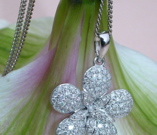 Femininer Brillanten Anhänger im Blumen Design