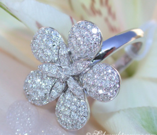 Femininer Brillanten Ring im Blumen Design