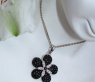 Femininer schwarze Diamanten Anhänger im Blumen Design #3
