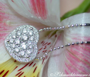 Eleganter Brillanten Herz Anhänger an Kette Eleganter Brillanten Herz Anhänger an Kette