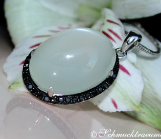 Extravaganter Mondstein Anhänger mit schwarzen Diamanten