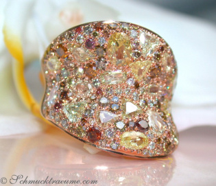 Magnificent Ring with natural colored Diamonds Magnificent Ring with natural colored Diamonds