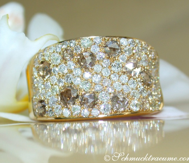 Stattlicher Ring mit weißen und naturbraunen Brillanten #1 Stattlicher Ring mit weißen und naturbraunen Brillanten #1