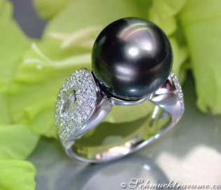 Stattlicher Tahitiperle Ring mit Diamanten
