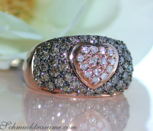 Zeitloser Herz Ring mit braunen und weißen Brillanten