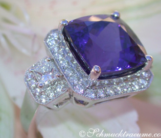 Terrific AAA Tanzanite Ring with Diamonds Terrific AAA Tanzanite Ring with Diamonds