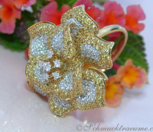 Stately Yellow & White Diamond Flower Style Ring Stately Yellow & White Diamond Flower Style Ring