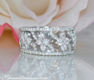 Feminine Blossom Style Diamond Ring Feminine Blossom Style Diamond Ring