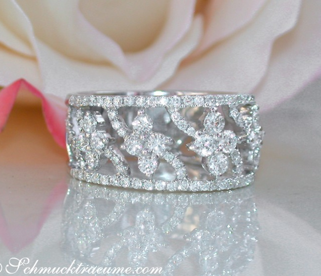 Femininer Diamanten Ring im Blüten Design #1 Femininer Diamanten Ring im Blüten Design #1