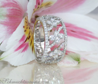 Feminine Blossom Style Diamond Ring Feminine Blossom Style Diamond Ring