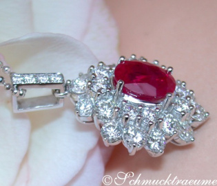 Exquisiter Burma Rubin Anhänger mit Brillanten Exquisiter Burma Rubin Anhänger mit Brillanten