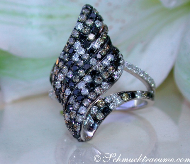 Extravaganter Ring mit schwarzen, weißen & naturbraunen Brillanten #1