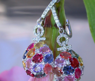 Elegante Brillanten Ohrgehänge mit Multicolor Saphiren Elegante Brillanten Ohrgehänge mit Multicolor Saphiren