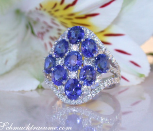 Stately Ceylon Sapphire Ring with Diamonds Stately Ceylon Sapphire Ring with Diamonds