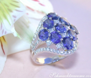 Stately Ceylon Sapphire Ring with Diamonds Stately Ceylon Sapphire Ring with Diamonds