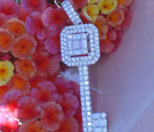 Erstklassiger Brillanten Schlüssel Anhänger mit Baguette Diamanten Erstklassiger Brillanten Schlüssel Anhänger mit Baguette Diamanten