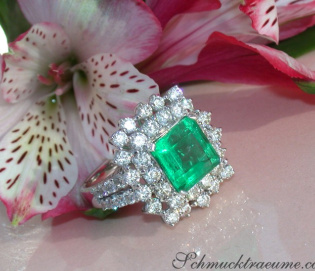 Tremendous Emerald Ring with Diamonds Tremendous Emerald Ring with Diamonds