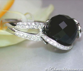 Ungewöhnlicher Onyx Ring mit Brillanten Ungewöhnlicher Onyx Ring mit Brillanten