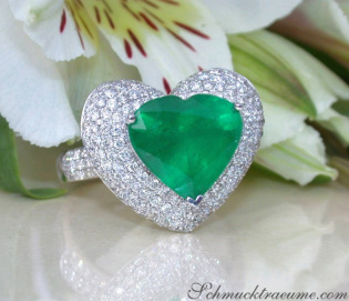 Terrific Emerald Heart Ring with Diamonds Terrific Emerald Heart Ring with Diamonds