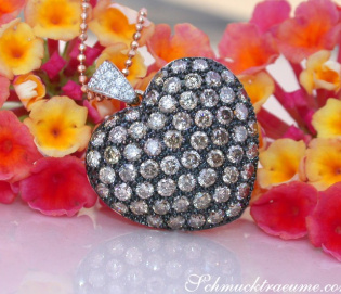Attraktiver Herz Anhänger mit naturbraunen Brillanten an Kette Attraktiver Herz Anhänger mit naturbraunen Brillanten an Kette