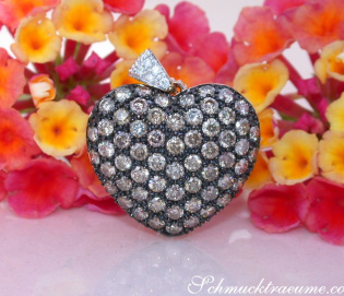 Attraktiver Herz Anhänger mit naturbraunen Brillanten an Kette Attraktiver Herz Anhänger mit naturbraunen Brillanten an Kette