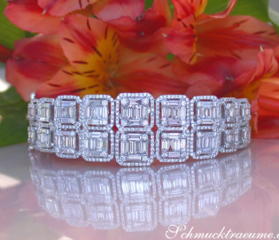 High Carat Diamond Bangle with Baguette Diamonds (5.64 ct.) High Carat Diamond Bangle with Baguette Diamonds (5.64 ct.)