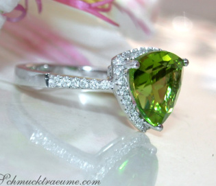 Feiner Peridot Ring mit Brillanten