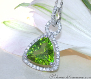Feiner Peridot Anhänger mit Brillanten