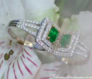 Pretty Emerald Ring with Diamonds Pretty Emerald Ring with Diamonds