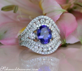 Precious AAA Tanzanite Ring with Diamonds in Whitegold 18k Precious AAA Tanzanite Ring with Diamonds in Whitegold 18k