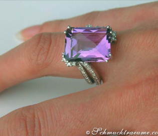 Imposanter Amethyst Ring mit Diamanten Imposanter Amethyst Ring mit Diamanten