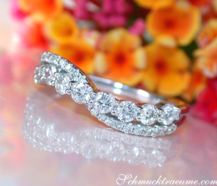 Überkreuzter Band Ring mit Brillanten Überkreuzter Band Ring mit Brillanten