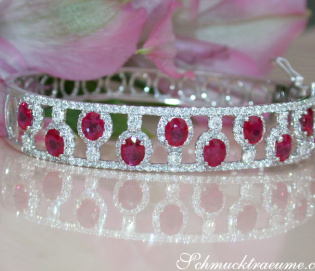 Traumhafter Rubin Armreif mit Brillanten Traumhafter Rubin Armreif mit Brillanten