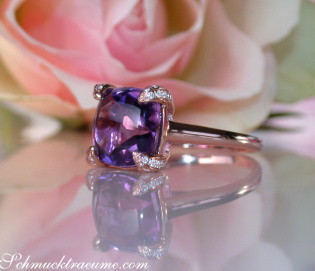 Bezaubernder Amethyst Ring mit Diamanten Bezaubernder Amethyst Ring mit Diamanten