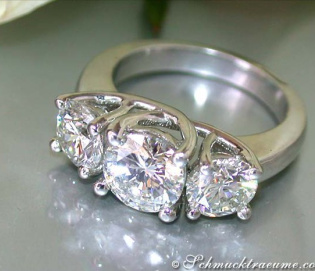 Luxuriöser Brillanten Ring mit drei Solitären Luxuriöser Brillanten Ring mit drei Solitären