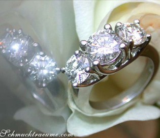 Luxuriöser Brillanten Ring mit drei Solitären Luxuriöser Brillanten Ring mit drei Solitären