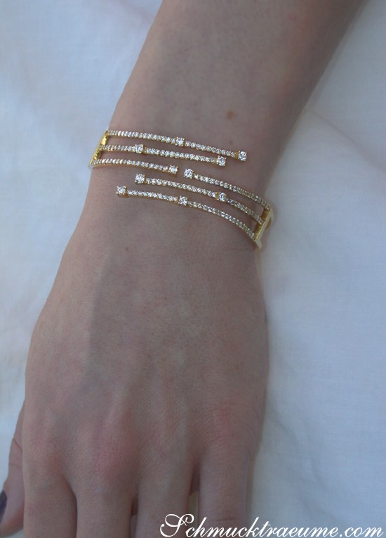 Goldener Diamant-Armreif mit drei Reihen auf Handarm