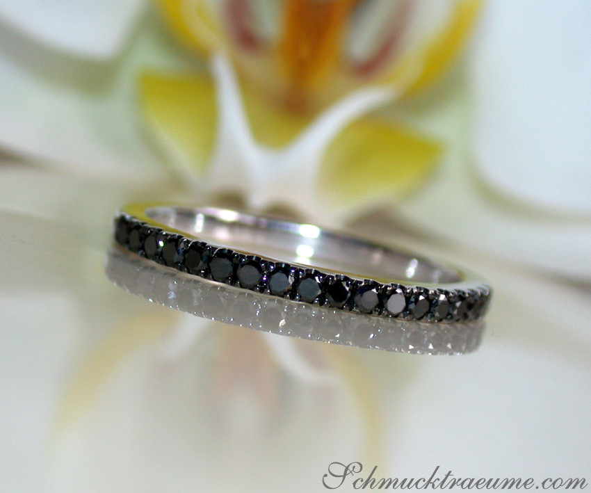 Schwarze Diamanten auf zartem Halb Memory Ring, detailreich, elegant, Weißgold 585