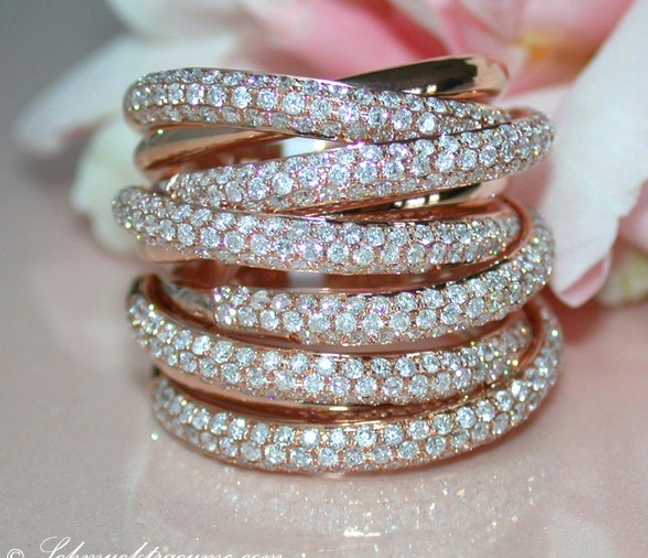 Mehrzeiliger Brillant-Ring in Roségold 750, detailreich, auf Blüte platziert Mehrzeiliger Brillant-Ring in Roségold 750, detailreich, auf Blüte platziert