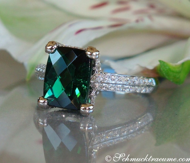 Weißgold-Turmalin-Ring mit Diamanten, detailreich, auf Blütenblatt liegend Weißgold-Turmalin-Ring mit Diamanten, detailreich, auf Blütenblatt liegend
